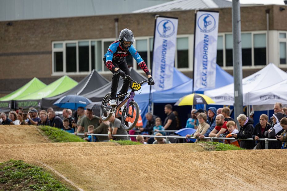 Boscrossers in actie tijdens vierde nationale BMX-wedstrijd in Assen